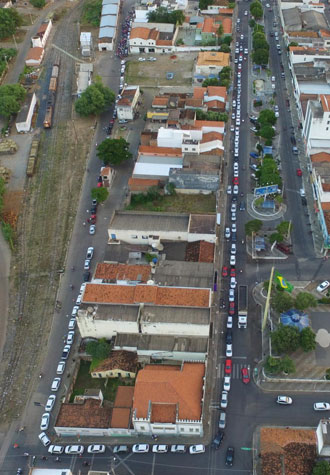 Imagens de drone mostram a imensa fila em posto de gasolina em Brumado