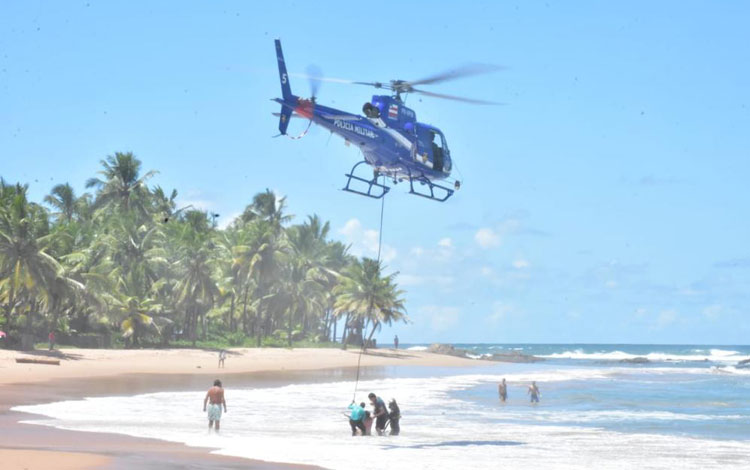 Lauro de Freitas: Quatro pessoas são socorridas por helicóptero após se afogarem em praia