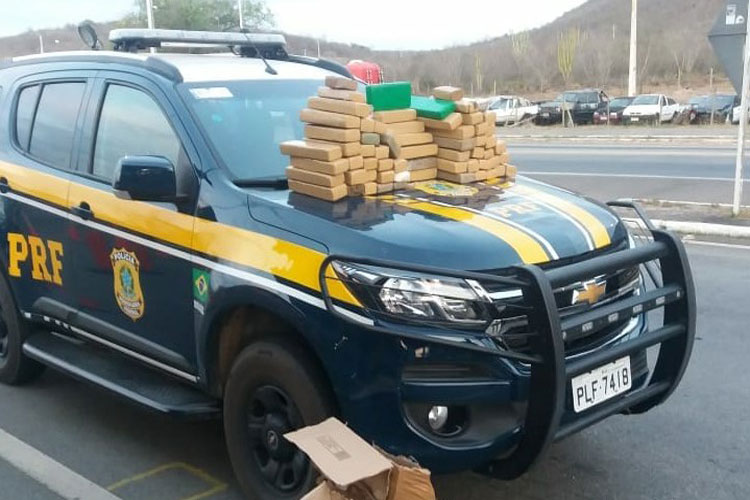 Jequié: PRF apreende 127 kg de maconha e detém traficante em ônibus