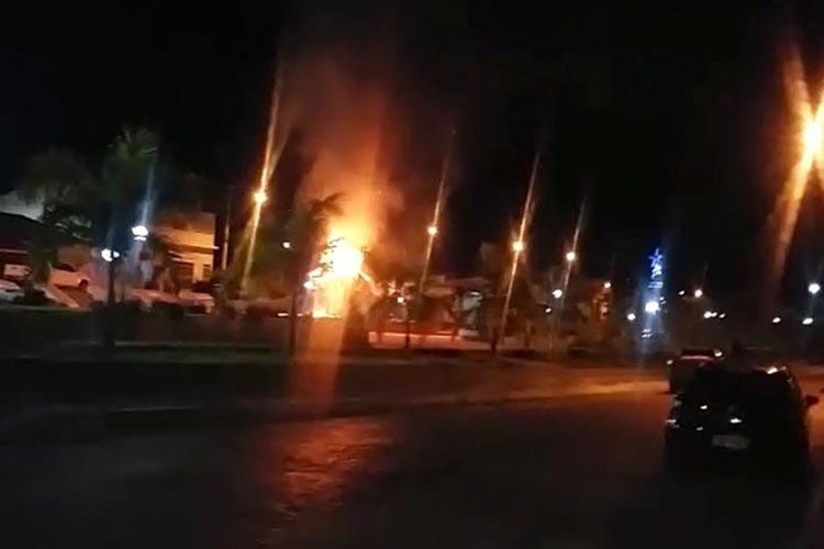 Patrimônio público é incendiado em área central da cidade de Jussiape