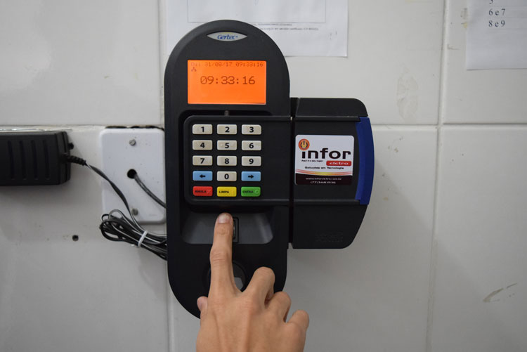 Pontos eletrônicos biométricos começam a ser instalados nos órgãos municipais de Brumado