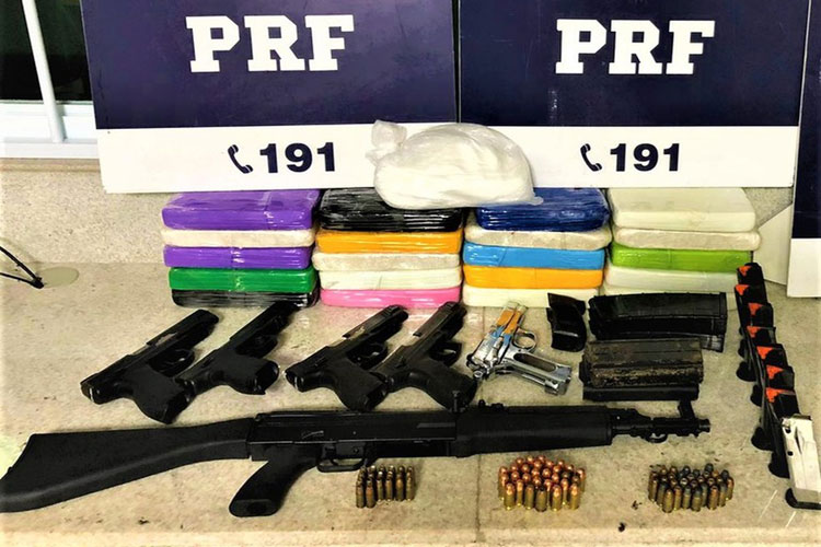 Vitória da Conquista: Jovem é presa ao transportar fuzil, pistolas e mais de 21 kg de cocaína