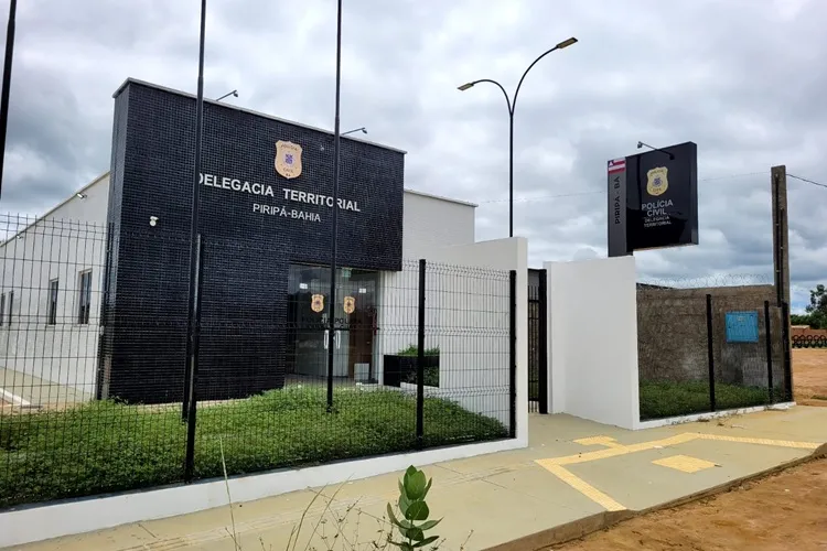Faxineira suspeita de tráfico e drogas é presa na Secretaria de Educação de Piripá