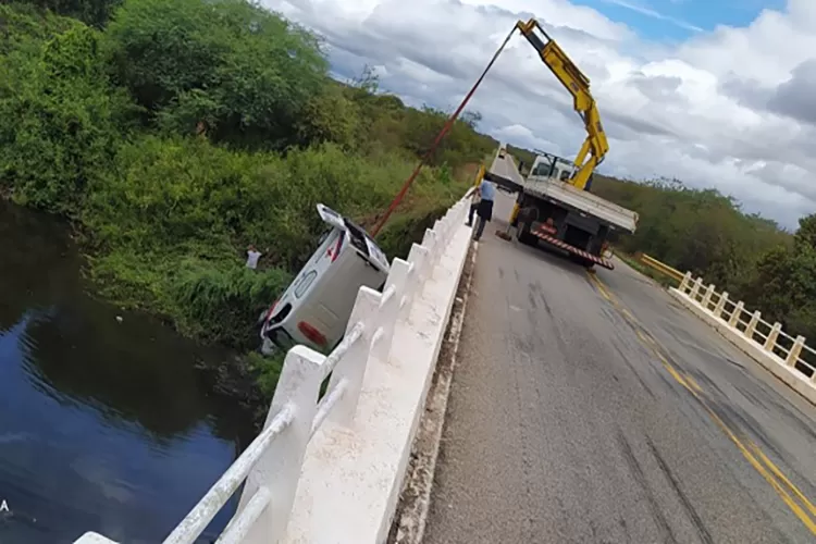 Ambulância de Érico Cardoso se envolve em acidente na BA-148 e cai no Rio São João