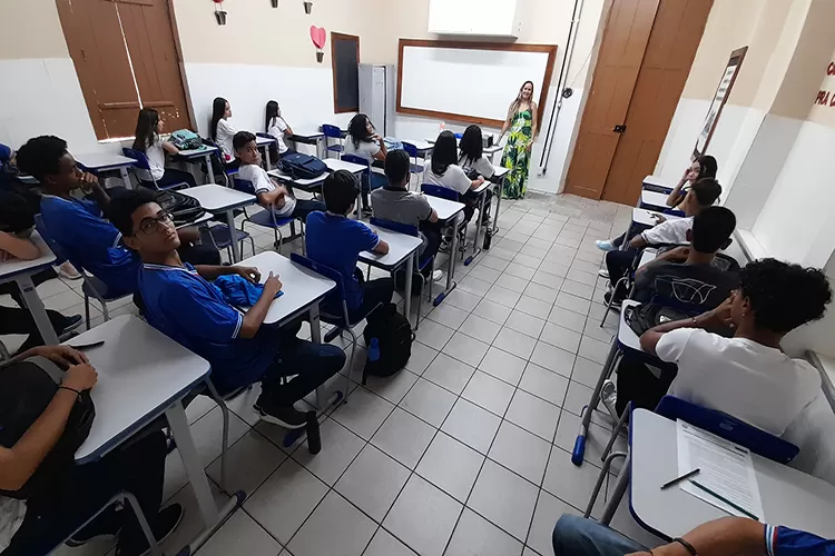 Colégios da rede estadual têm grande movimentação com retorno do ano letivo em Brumado