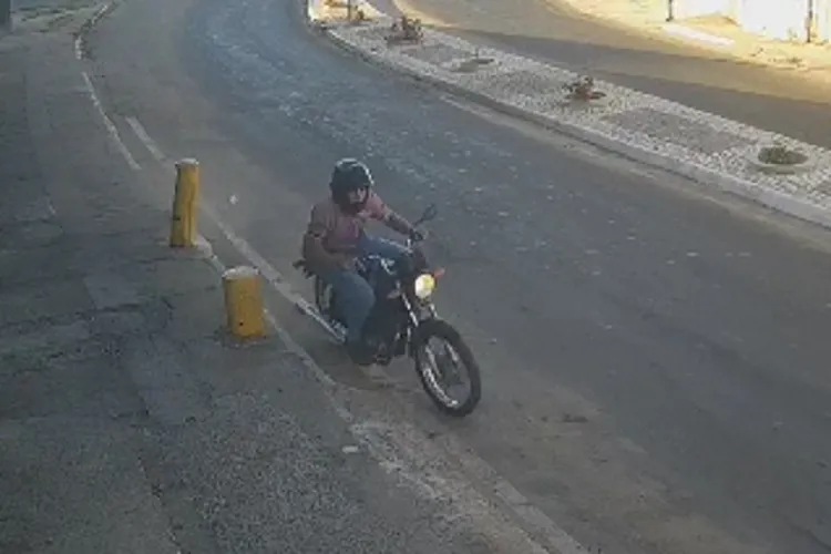 Vídeo mostra motociclista perdendo controle de direção em avenida de Guanambi
