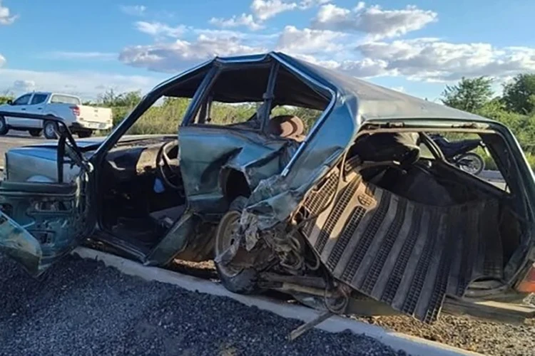 Colisão traseira resulta em cinco feridos na BR-030 em Carinhanha