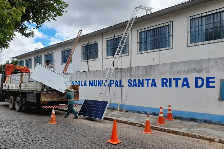 Prefeitura de Brumado instala 3.600 placas solares nas escolas da rede municipal de ensino