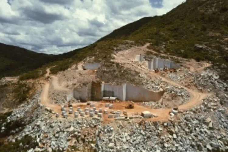 Governo da Bahia suspende licenças de mineradora que extraía quartzito em Paramirim