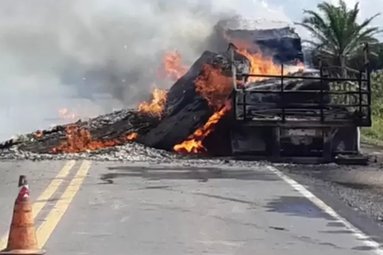 Eunápolis: Carreta fica destruída ao pegar fogo por causa de pane elétrica na BR-101