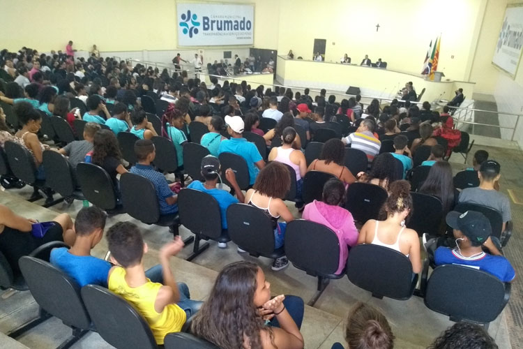 Brumado: Pais e alunos lotam câmara cobrando estruturação aos prédios das escolas em tempo integral