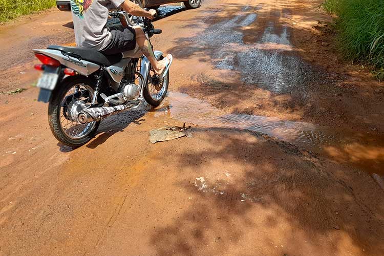 Brumado: Populares questionam qualidade de asfalto e alertam moradores de Arrecife