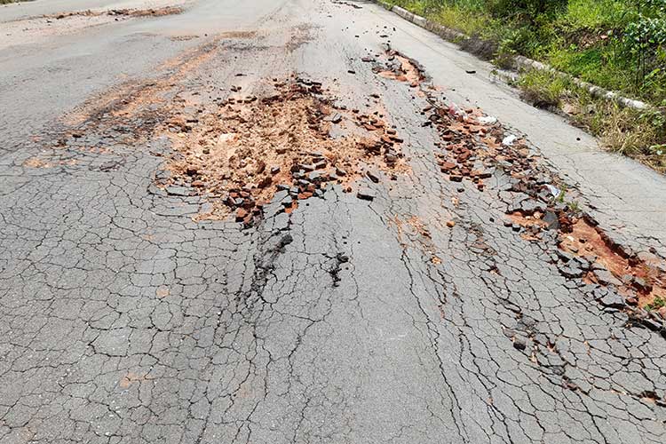 Brumado: Populares questionam qualidade de asfalto e alertam moradores de Arrecife