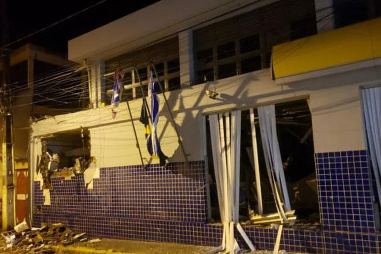 Agência bancária é alvo de ataque com explosivos no município de Iguaí