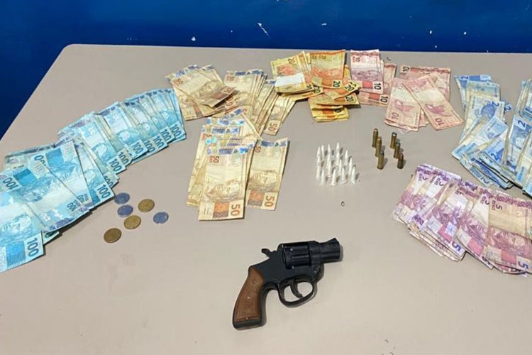 Boquira: PM flagra dono de bar com cocaína, simulacro, munições e R$ 6380