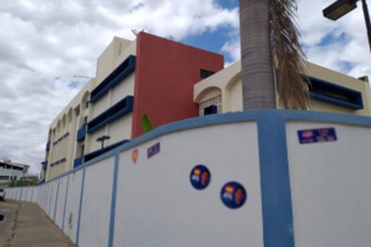 Justiça manda União Brasil retirar adesivos de ACM Neto de prédios escolares em Brumado