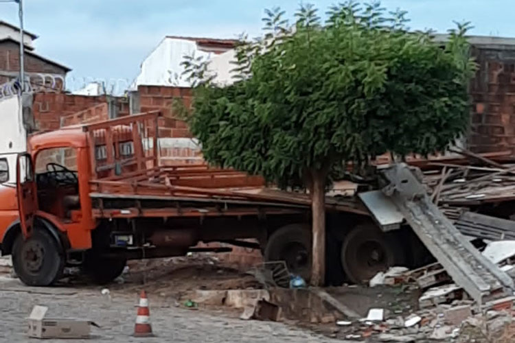 Brumado/BA: Caminhão desgovernado invade residência e por pouco não atinge criança no Bairro Baraúnas