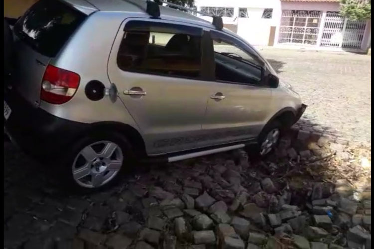 Brumado: Carro cai em buraco e condutor cobra ressarcimento da prefeitura e da Embasa