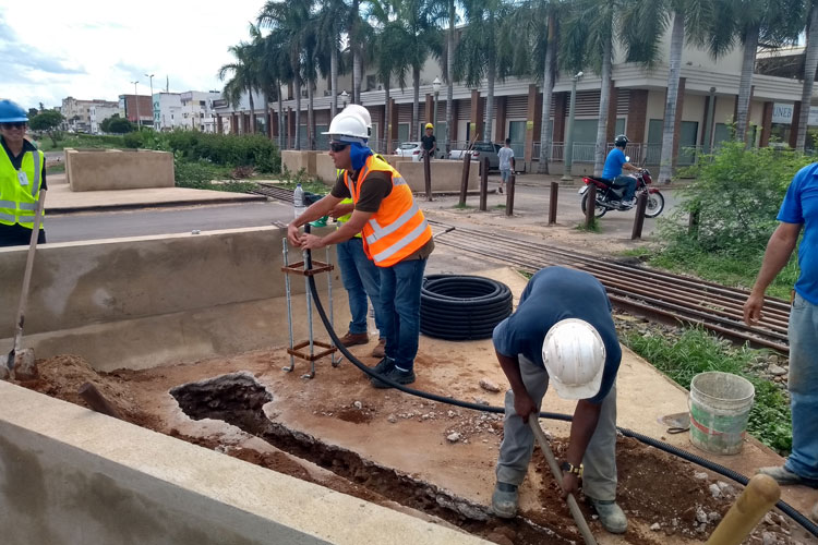 Brumado: Prefeitura inicia instalação de sinalização para liberação de passagem de nível na linha férrea