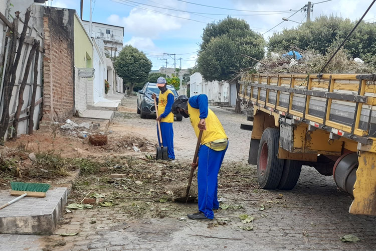 Brumado: Iniciada capina para retirada de mato, lixo e garrafas com larvas do aedes-egypti