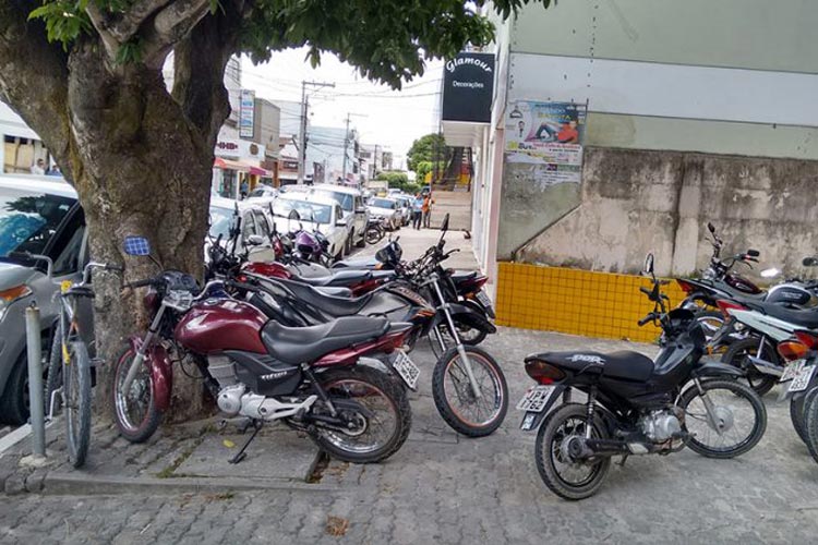 Caculé: Prefeitura e PM orientam sobre a proibição de estacionar motos em calçadas e ciclovias