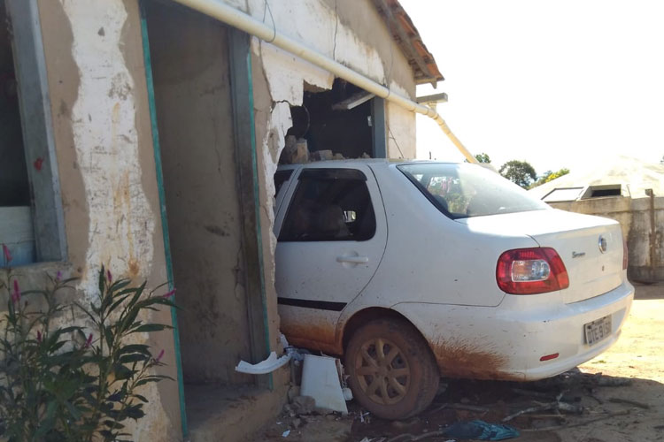 Carro desgovernado invade residência na cidade de Tanque Novo