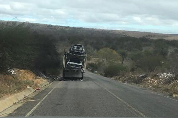 Caminhão cegonha pega fogo na BA-026 em Maracás