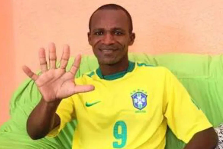 Conceição do Coité: Homem com seis dedos pretende comemorar hexa com uma mão só