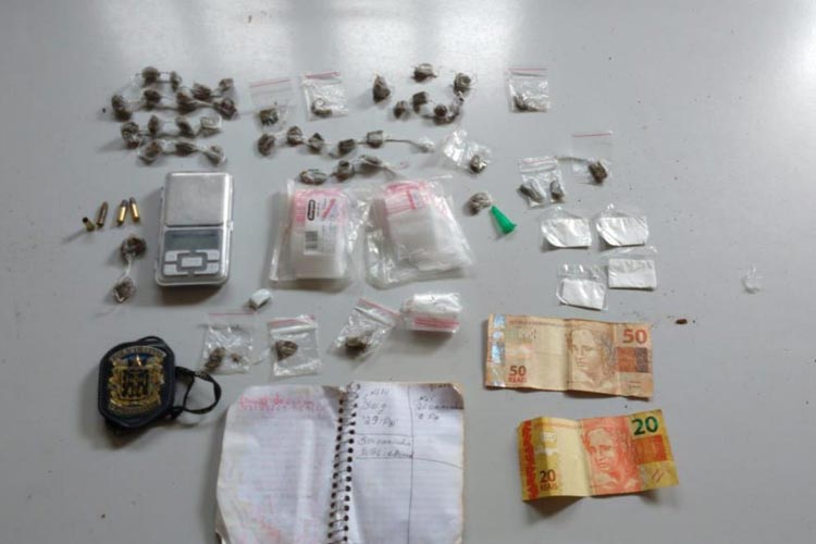 Condeúba: Polícia cumpre mandado de busca domiciliar e prende em flagrante suspeito de tráfico de drogas