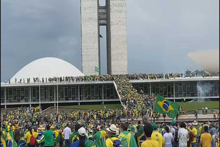 Manifestantes bolsonaristas invadem Congresso Nacional, Planalto e STF em Brasília
