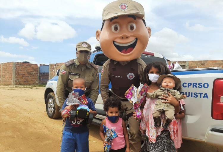 PM doa ovos de Páscoa e cestas básicas em Vitória da Conquista