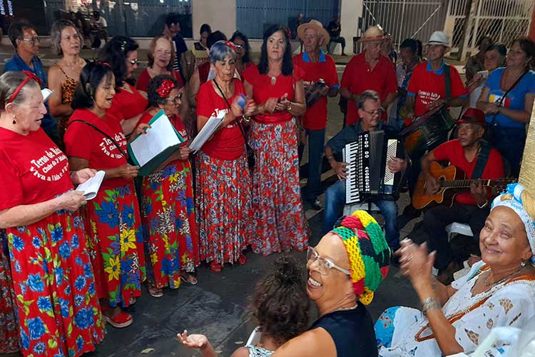Clube da 3ª Idade e Dete do Acarajé mantém tradição do Terno de Reis em Brumado