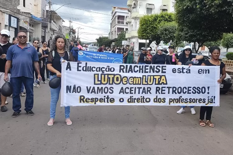 Professores de Riacho de Santana promovem ato contra o corte de salários da categoria