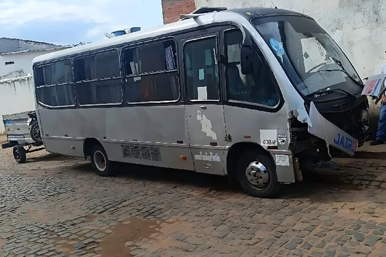 Micro-ônibus de turismo perde freios e invade Feira Livre em Caetité