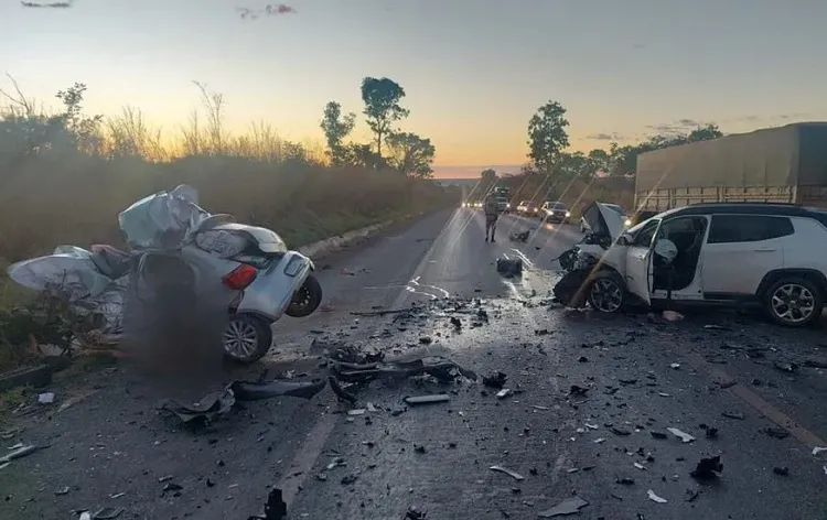 Cinco pessoas da mesma família morrem após acidente entre dois carros na BR-242 em Barreiras