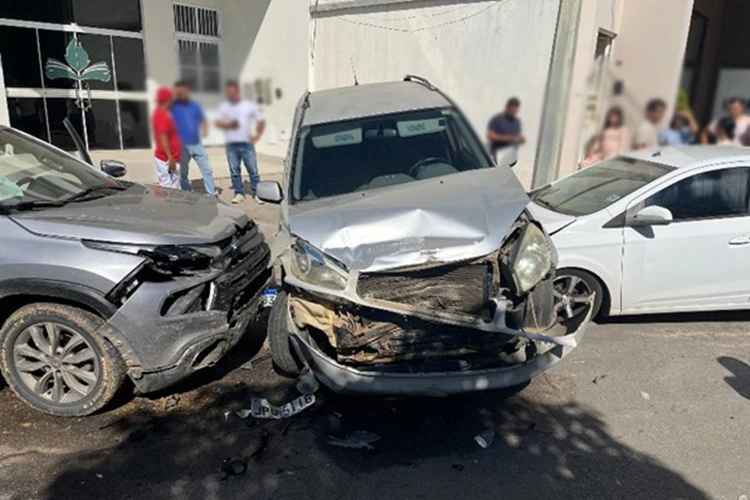 Motorista embriagado se envolve em acidente com vários veículos em Guanambi