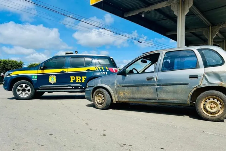 PRF encontra carro furtado abandonado às margens da BR-116 em Poções