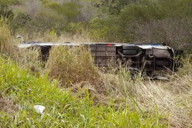 17 feridos em acidente entre ônibus de turismo e pick-up na BR-116 no sudoeste da Bahia