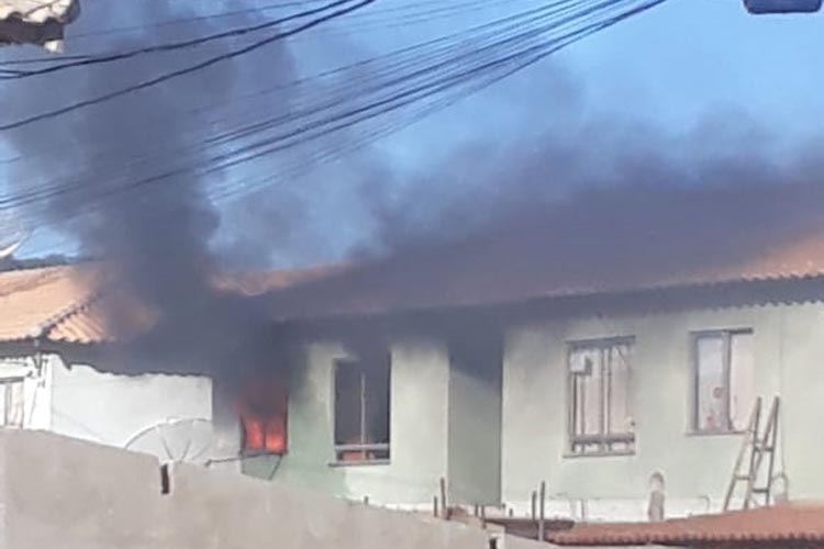 Brumado: Casa pega fogo no residencial Brisas 3