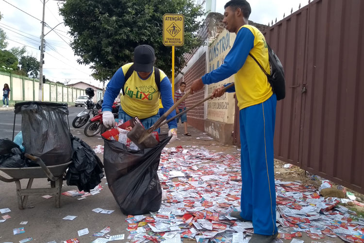 Brumado: Ressaca das eleições deixa ruas lotadas com lixo eleitoral