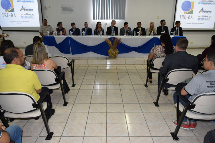 Legislativo brumadense participa de evento de convênio entre prefeitura e TRE