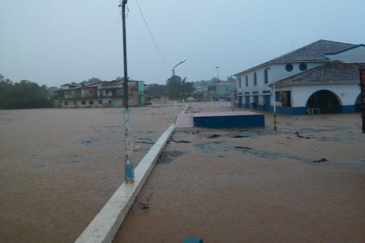 Correntina: Chuva forte faz ceder asfalto da BR-349 e causa estragos na cidade