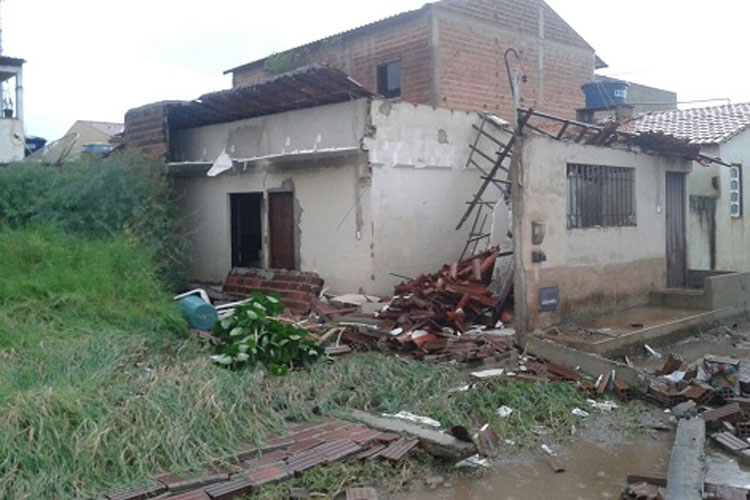 Chuva derruba parte de uma casa na cidade de Livramento de Nossa Senhora