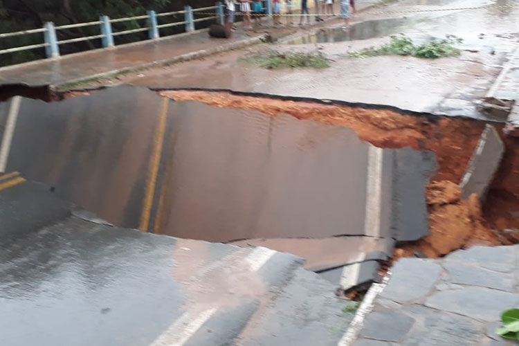 Correntina: Chuva forte faz ceder asfalto da BR-349 e causa estragos na cidade