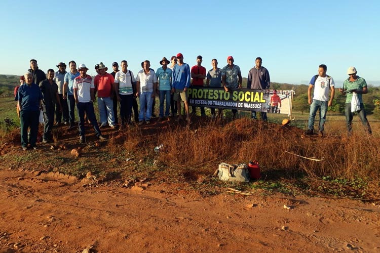 Trabalhadores fazem manifestação em trecho de obras da Fiol em Ibiassucê