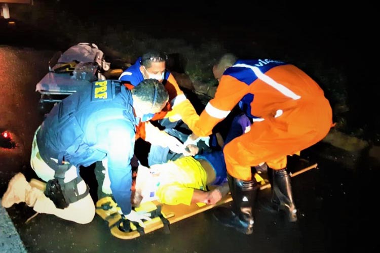 Jequié: PRF presta auxílio a cidadão enfermo e caído sobre a pista de rolamento da BR-116