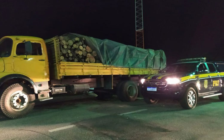 Jitaúna: Motorista é flagrado com transporte ilegal de madeira na BR-330