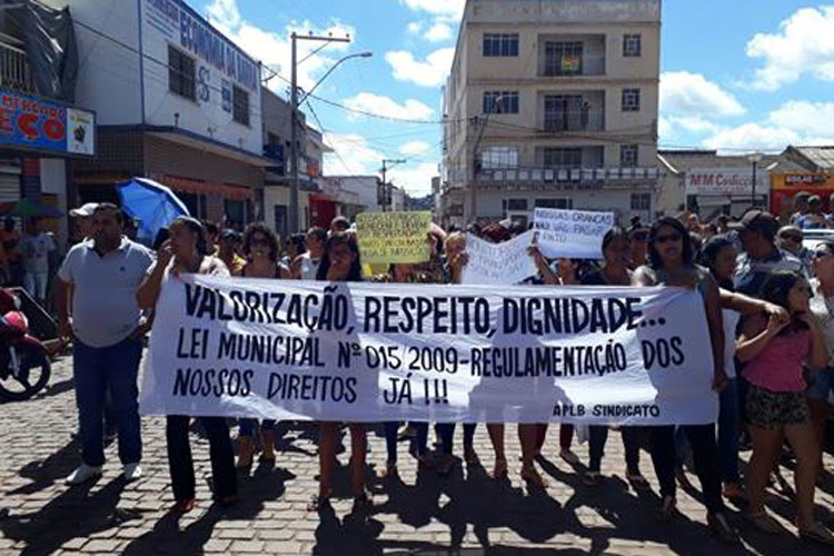 Professores fazem paralisação e ameaçam greve por tempo indeterminado em Barra da Estiva