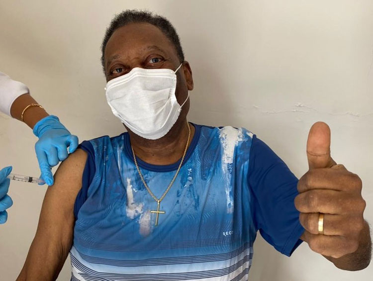 Aos 80 anos, Pelé é vacinado e pede uso de máscaras e isolamento