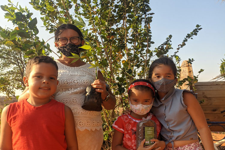 Agricultores familiares do Sertão Produtivo participam da ação Adote uma Árvore